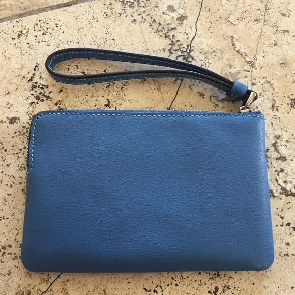 Authentic Coach corner zip wristlet - Picture 2 of 3